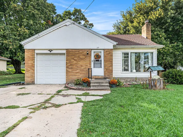 29 S Kent St, Kent City, MI 49330