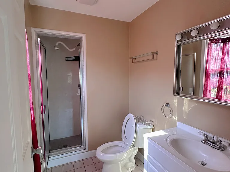 208 University Ave — Photo 17