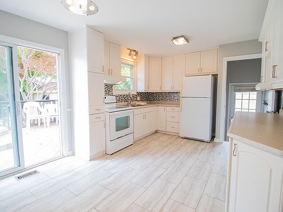5th image of 15 Sheridan Dr