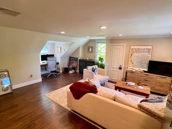 (undisclosed Address), Huntington, NY 11743