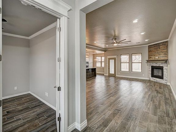 2nd image of 606 NW Blackstone Trl