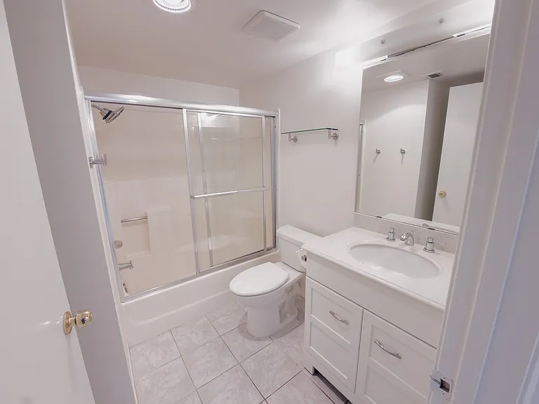 918 W College St #210 — Photo 14