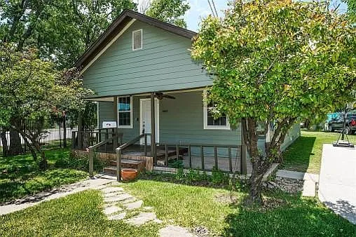 3 bed, 1380 sqft, $2,000 — Photo 2