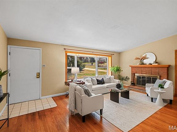 4th image of 15 Oakwood Ln