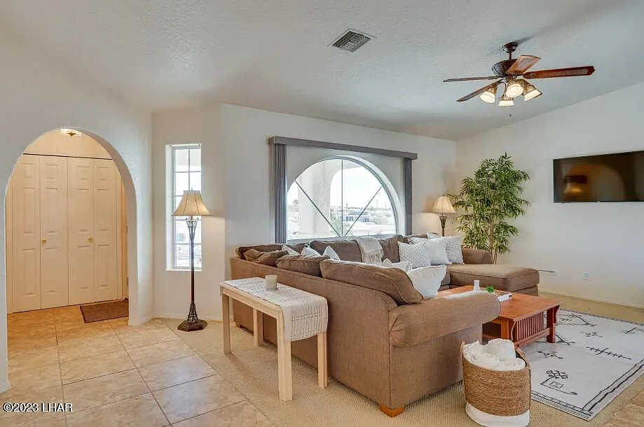 3 bed, 2.0 bath, 2064 sqft, $2,800 — Photo 3