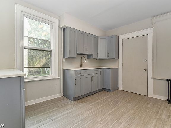 5th image of 546 Sandford Ave #2