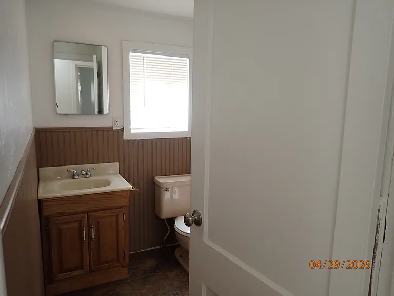 Main floor 3/4 bath