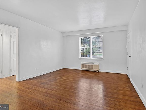 4th image of 201 E Glebe Rd APT D