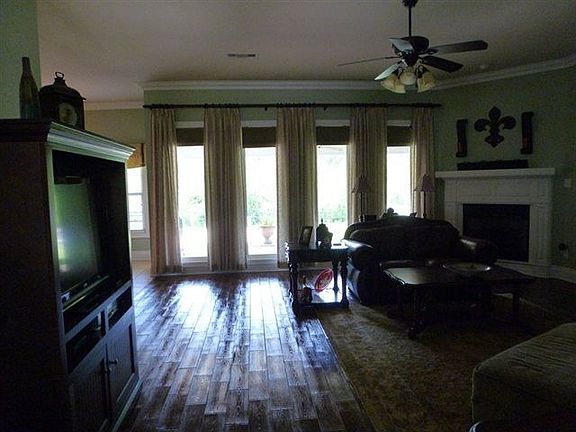 4th image of 410 Steep Oak Dr
