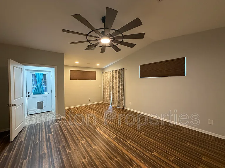 2514 E Fairmount Ave — Photo 26