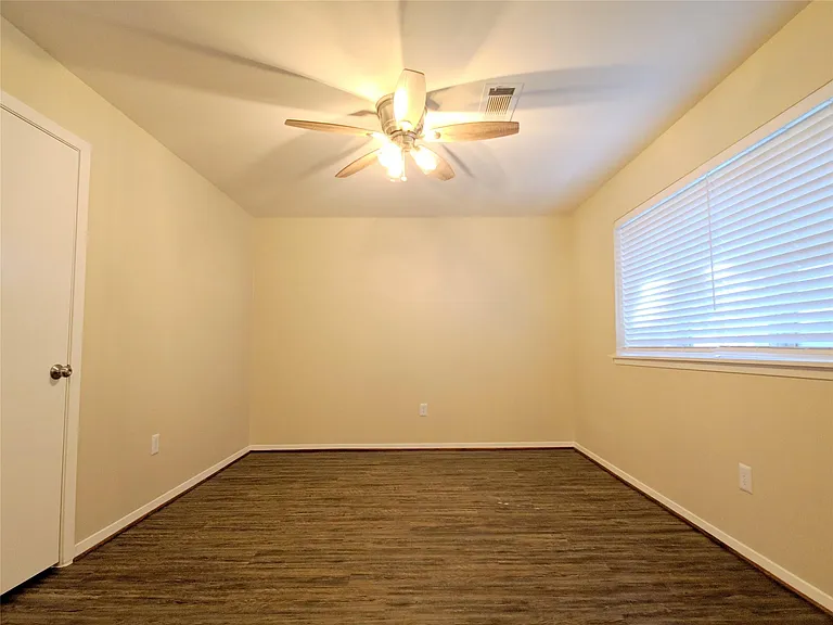 4805 Crepe Myrtle Ln — Photo 3