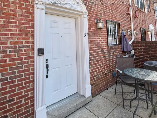 37 Downing St, Charleston, WV 25301