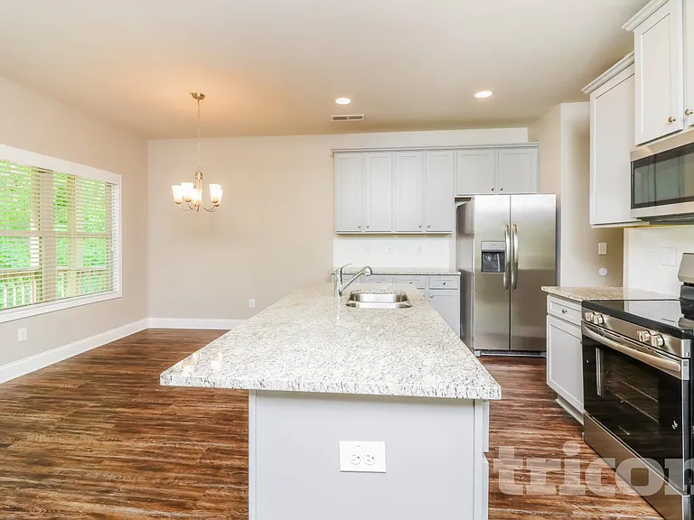 33 Ireland Ln — Photo 4