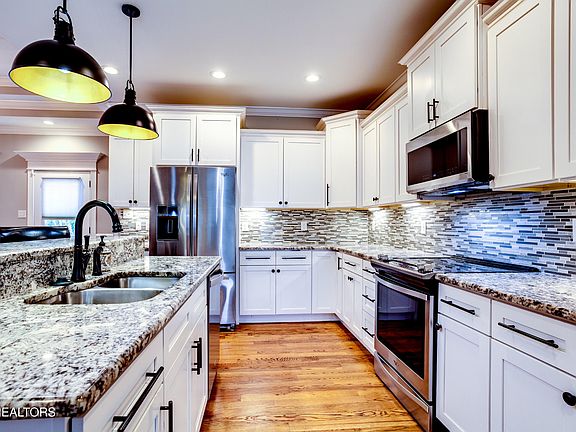 4th image of 3767 Sheldon Pl