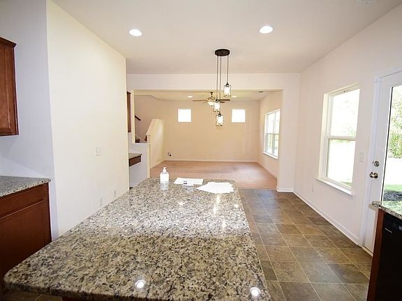 5th image of 164 Thomaston St