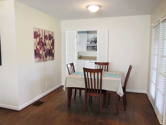 Dining room open to FR