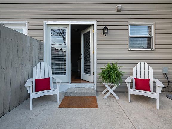 Private Fenced Rear Patio