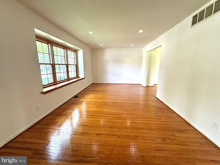 1104 Hudson Ave — Photo 2