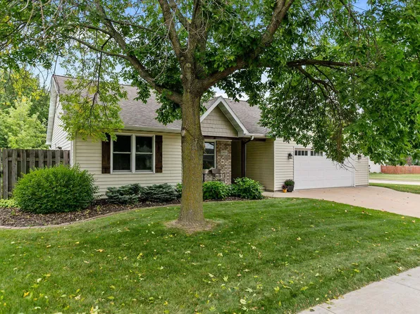 1901 Fieldcrest Dr, Kaukauna, WI 54130