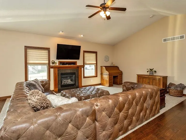 16800 Prairie Dr — Photo 3