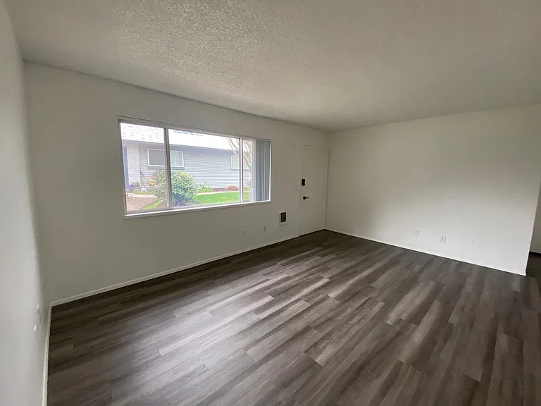 Pleasant Square Apartments — Photo 18