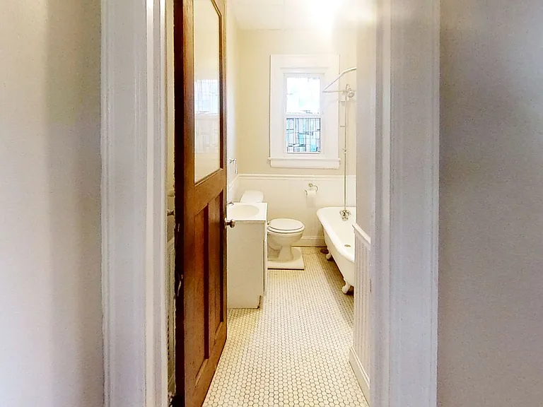 100 Laburnam Cres — Photo 13