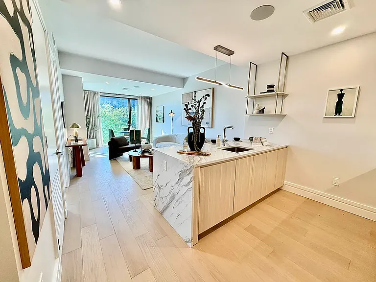 960 Franklin Ave #255 — Photo 9