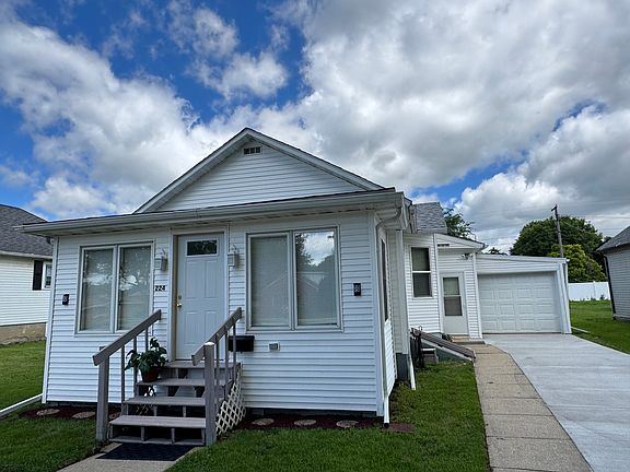 2nd image of 224 W 2nd Pl