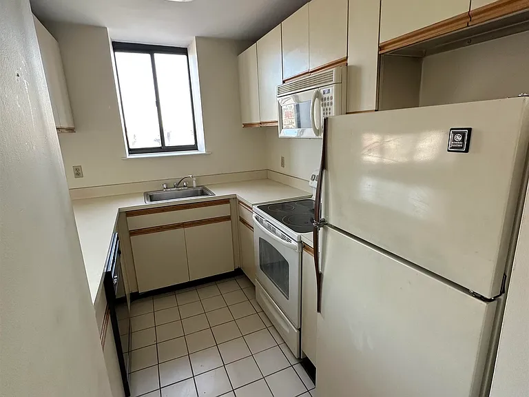 300 Newark St #8M — Photo 2