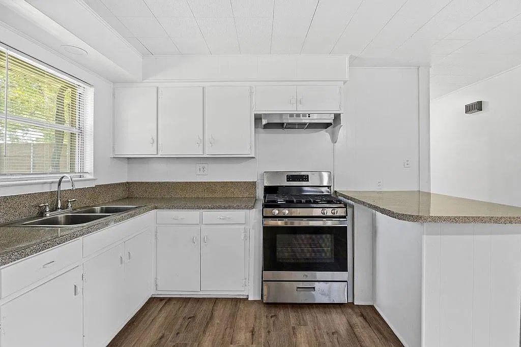 3 bed, 1110 sqft, $2,200 — Photo 3