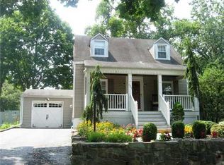 131 Lakeside Dr S, Piscataway, NJ 08854