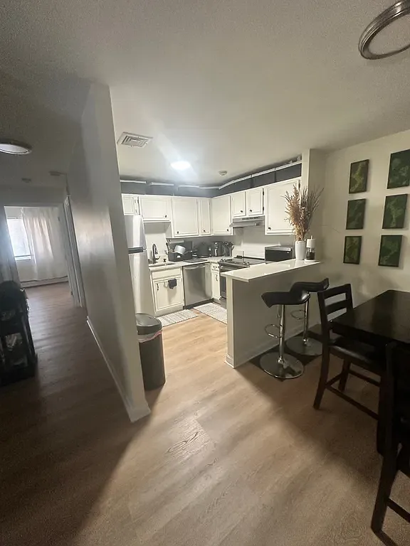 2 bed, 1000 sqft, $1,800 — Photo 3