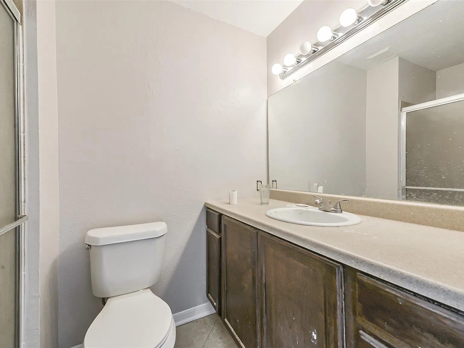 4 bed, 2.0 bath, 2056 sqft, $1,800 — Photo 3
