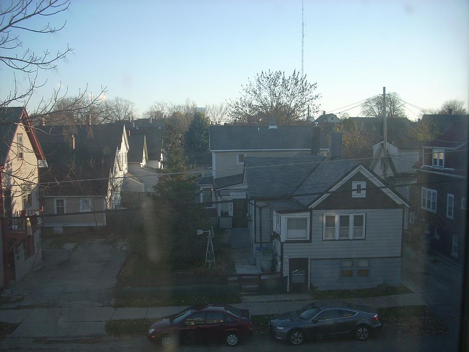 2nd image of 724 E Wright St #A