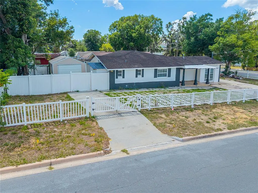 3 bed, 1.5 bath, 1221 sqft, $2,300 — Photo 3