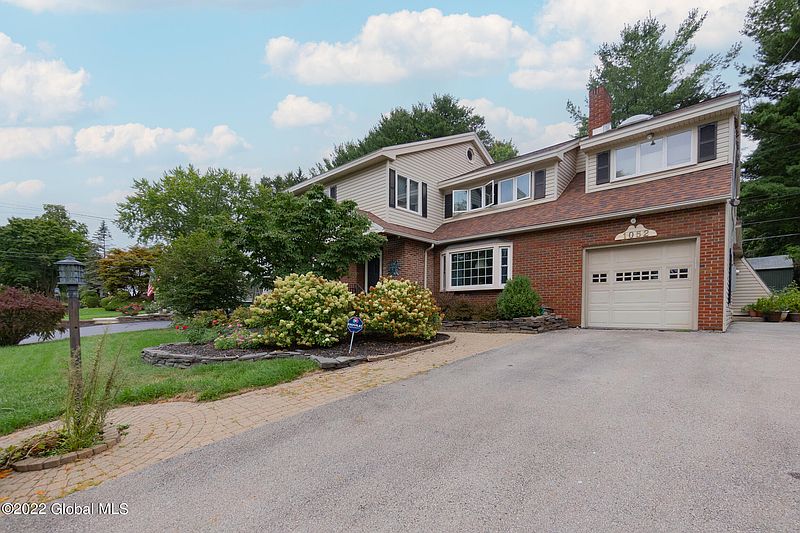 3rd image of 1052 Cornelius Avenue