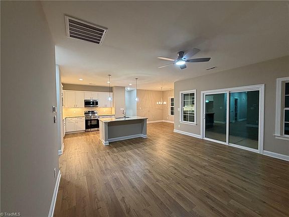 4th image of 3208 Imperial Dr