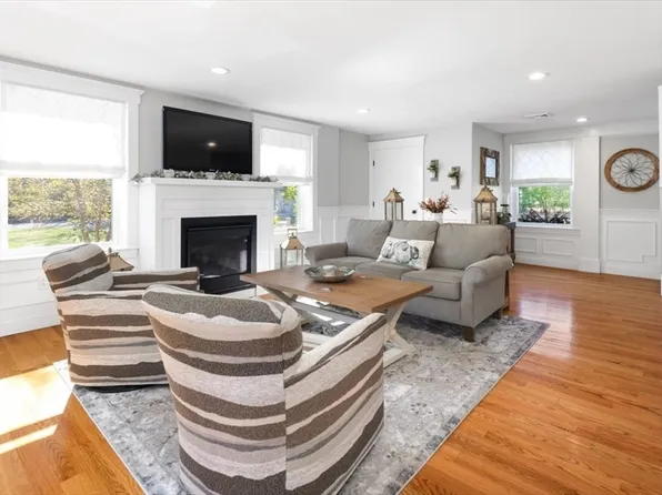 93 Beechwood St #1, Cohasset, MA 02025