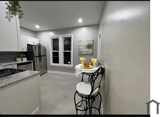 4 bed, 3285 sqft, $2,200 — Photo 3