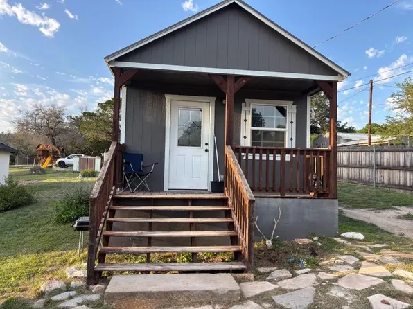 225 4th St, Ingram, TX 78025