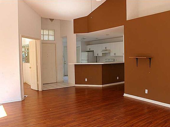 4th image of 1315 E Lancewood Pl