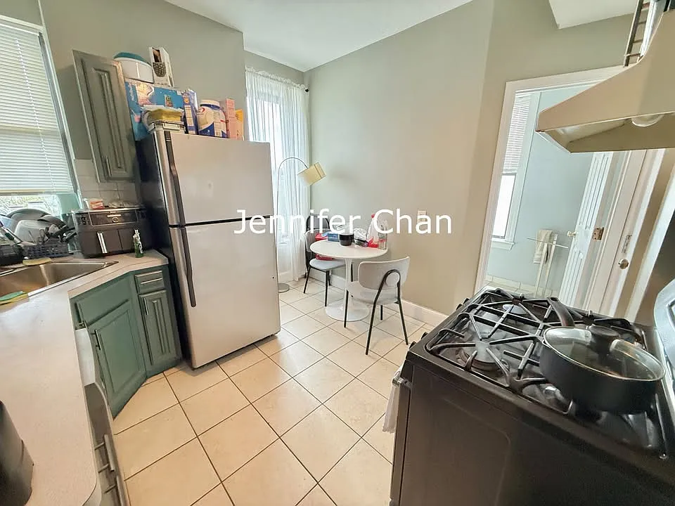 4 bed, 1200 sqft, $4,400 — Photo 3