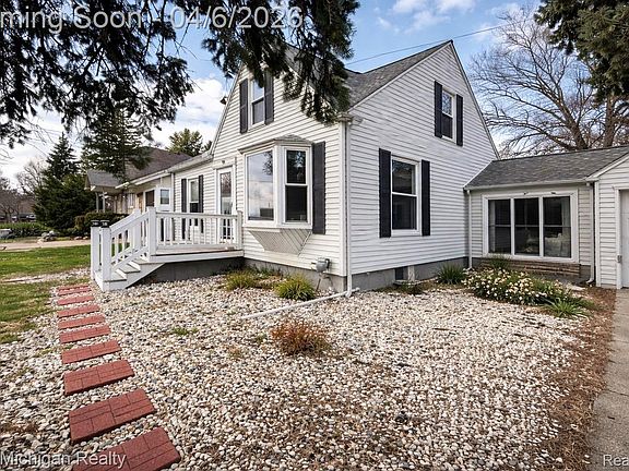 2nd image of 1224 W Bristol Rd