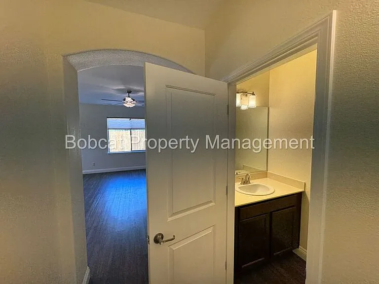 1226 Saltern Dr — Photo 4