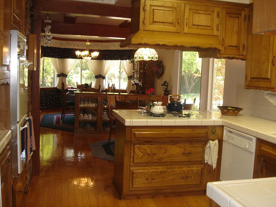 2nd image of 5636 Woodlake Ave