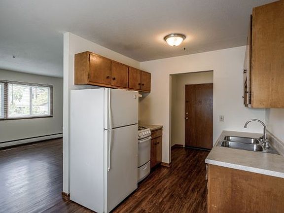 3rd image of 2420 Dupont Ave S APT 101