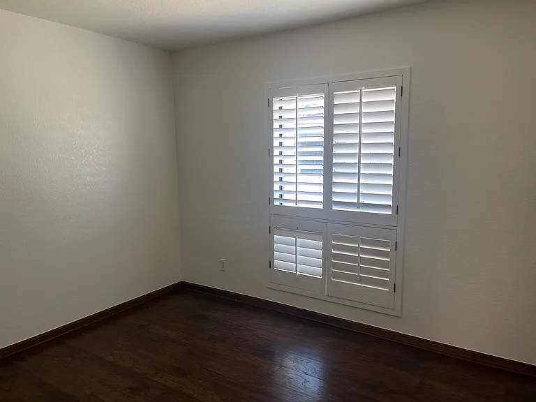 520 W Port Royale Ln — Photo 12