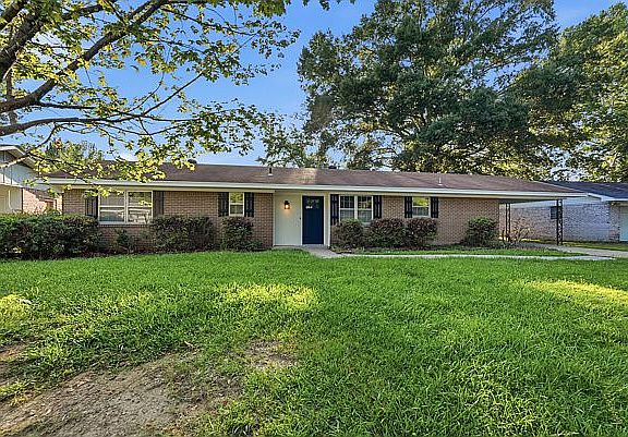 3rd image of 1307 Hillcrest Dr