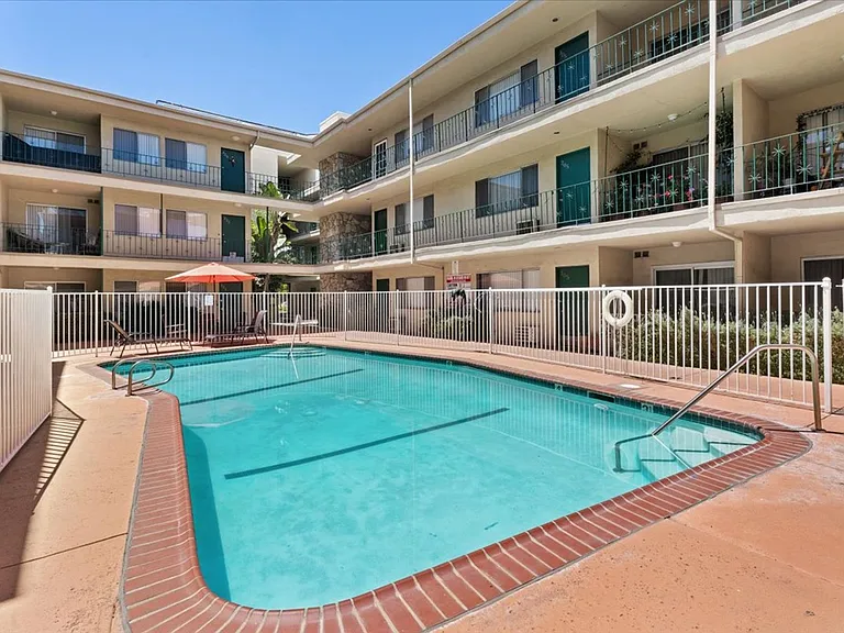 Encino Park West Apartments — Photo 5