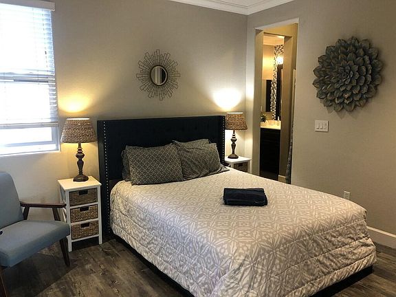F3: Queen Bed, EnSuite Bath, Dual Sinks, walk-in closet
